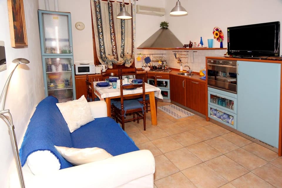 TV and multimedia, Kitchen or kitchenette, Living room, Seating area, Dining area