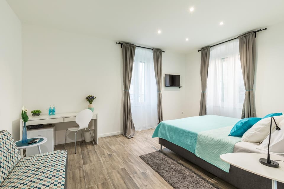 Bed, Photo of the whole room, Seating area, Bedroom