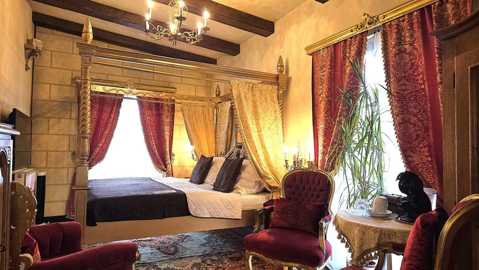Bed, Photo of the whole room, Seating area, Bedroom