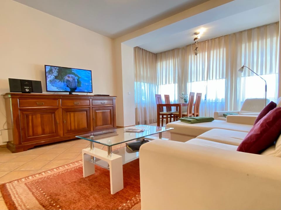 TV and multimedia, Living room, Seating area, Dining area