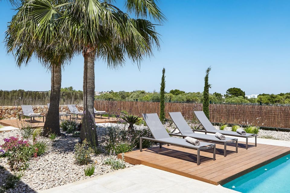 Swimming pool, sunbed