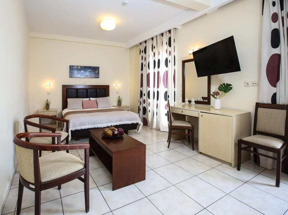 Bed, TV and multimedia, Photo of the whole room, Seating area, Bedroom
