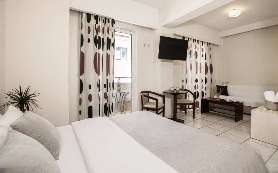 Bed, TV and multimedia, Living room, Photo of the whole room, Seating area, Bedroom