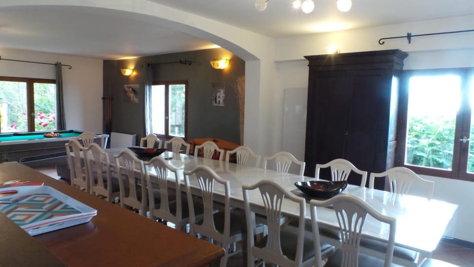 Seating area, Dining area