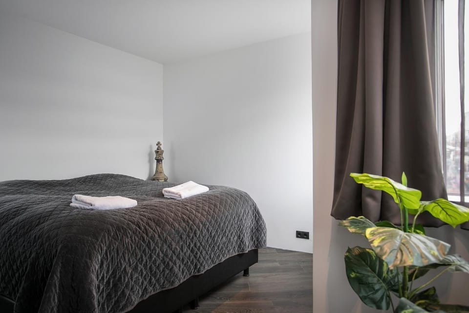Bed, Photo of the whole room, Bedroom, towels