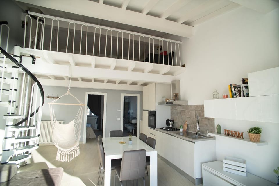Kitchen or kitchenette, Seating area, Dining area