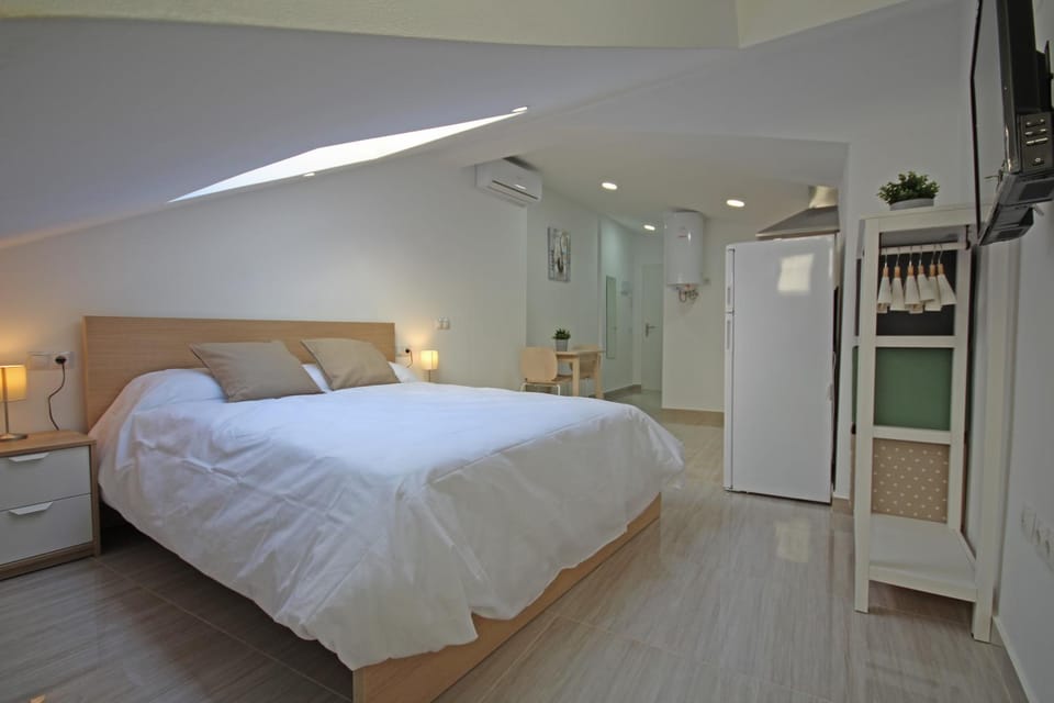 Photo of the whole room, Bedroom