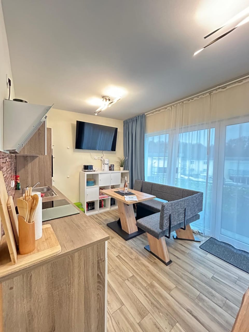 Kitchen or kitchenette, Dining area