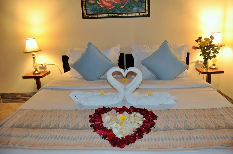 Bed, Photo of the whole room, Decorative detail, Bedroom