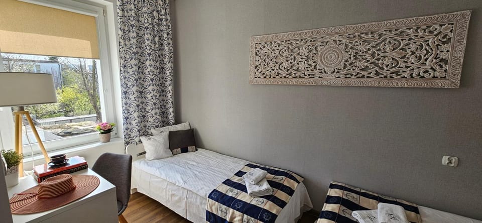 Bed, TV and multimedia, Living room, Photo of the whole room, Seating area, Bedroom
