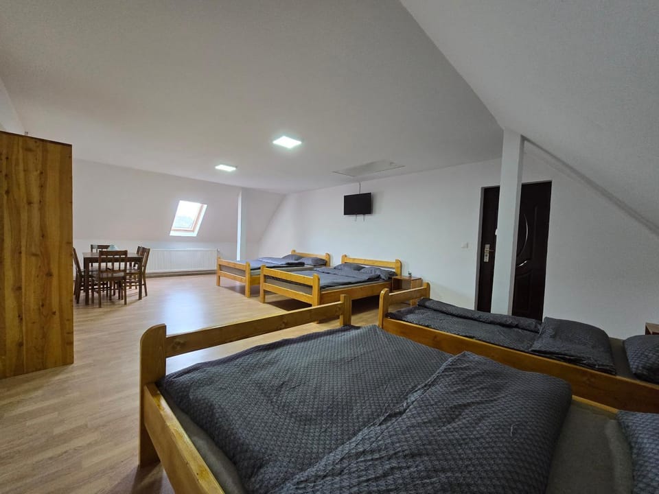 Bed, TV and multimedia, Photo of the whole room, Dining area, Bedroom