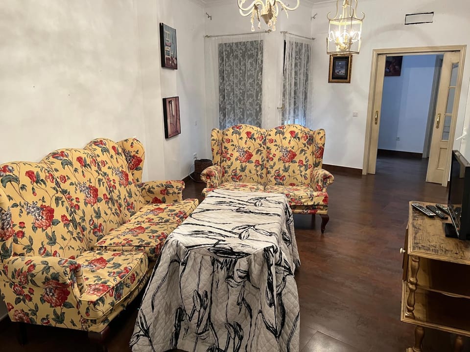 Communal lounge/ TV room