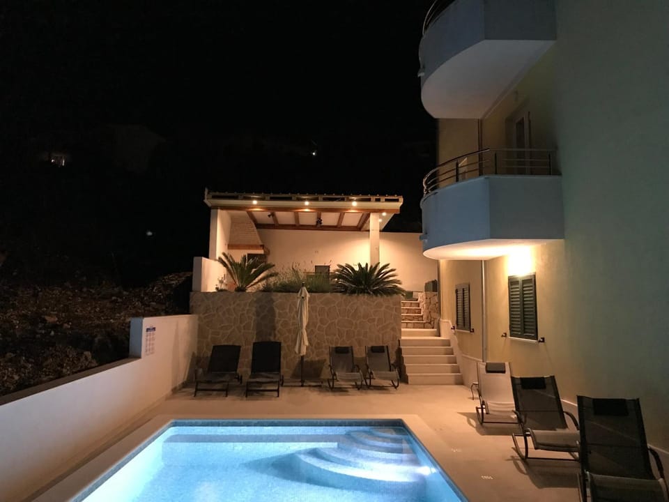 Property building, Swimming pool, Swimming pool