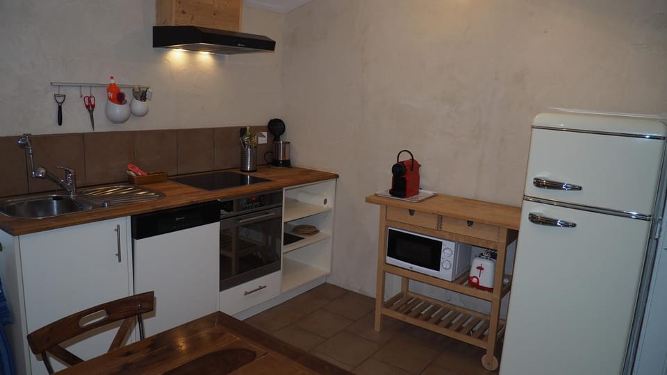 Coffee/tea facilities, Kitchen or kitchenette, dishwasher, oven, stove, toaster