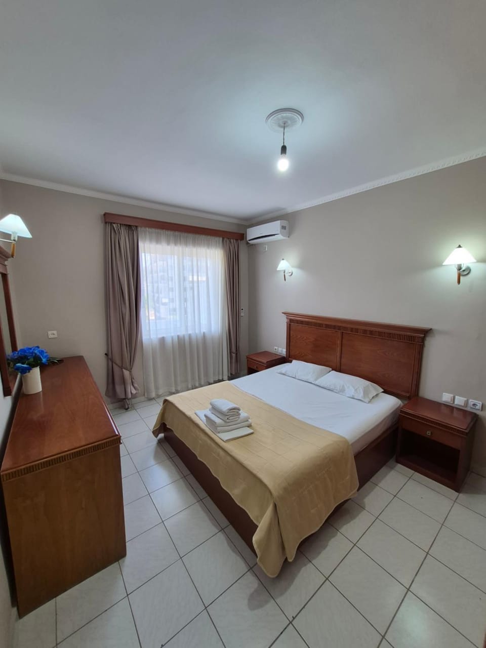 Bed, Photo of the whole room, Bedroom, hair dryier, air conditioner