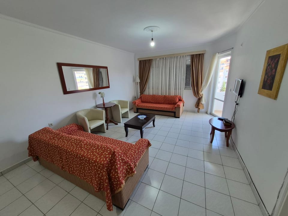Bed, TV and multimedia, Living room, Photo of the whole room, Seating area, Bedroom