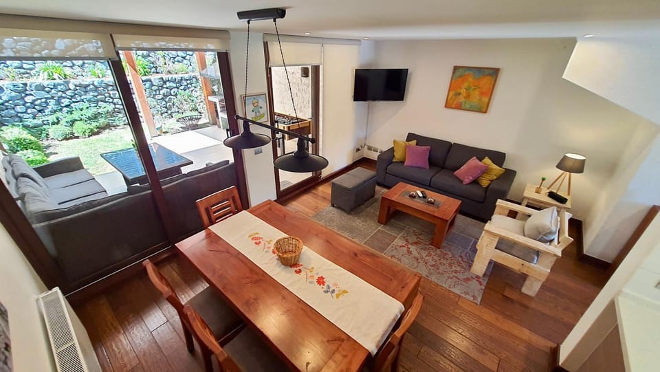 TV and multimedia, Living room, Seating area, Dining area
