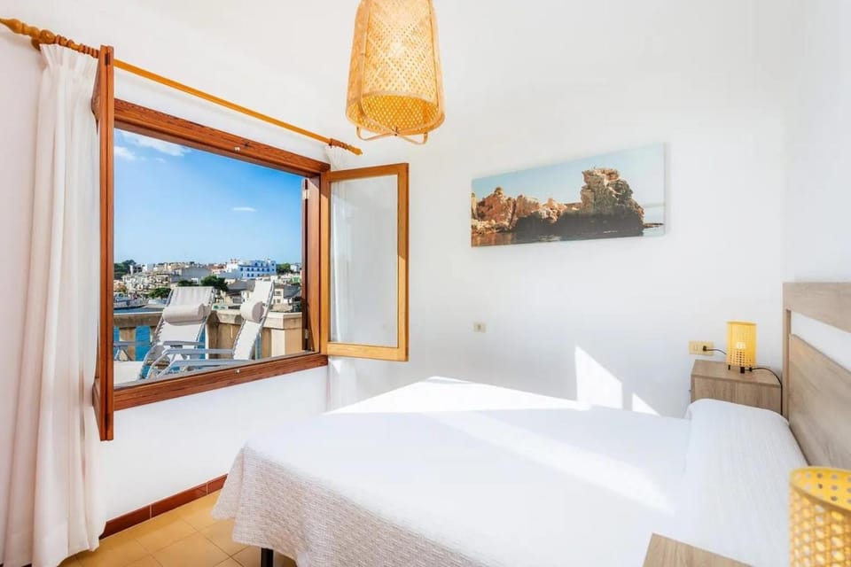 Bed, Bedroom, Sea view