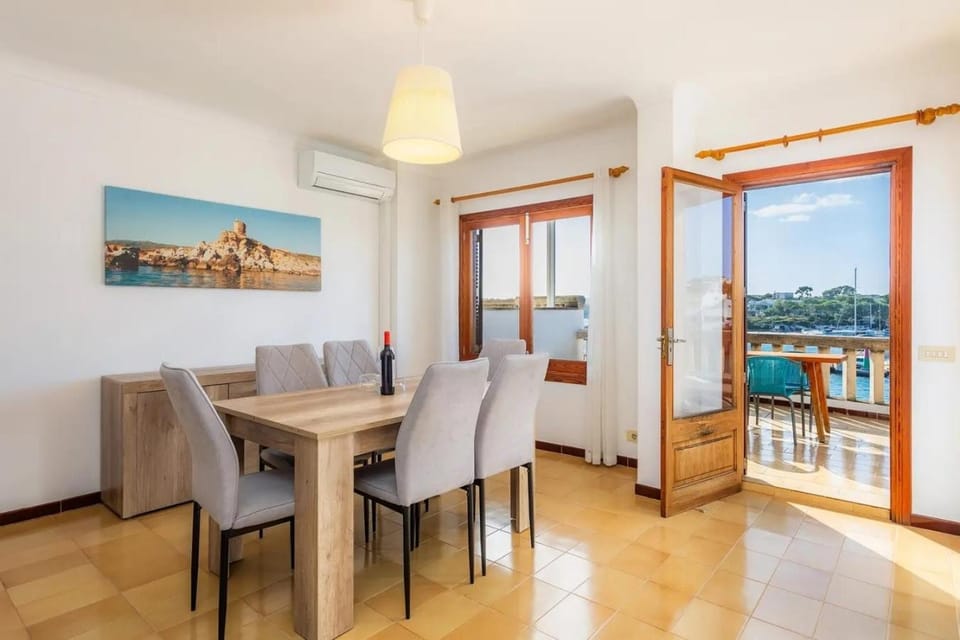 Photo of the whole room, Dining area, Sea view