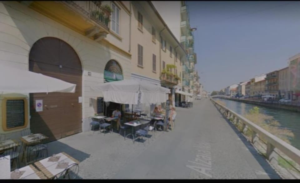 Property building, Restaurant/places to eat, City view, Location
