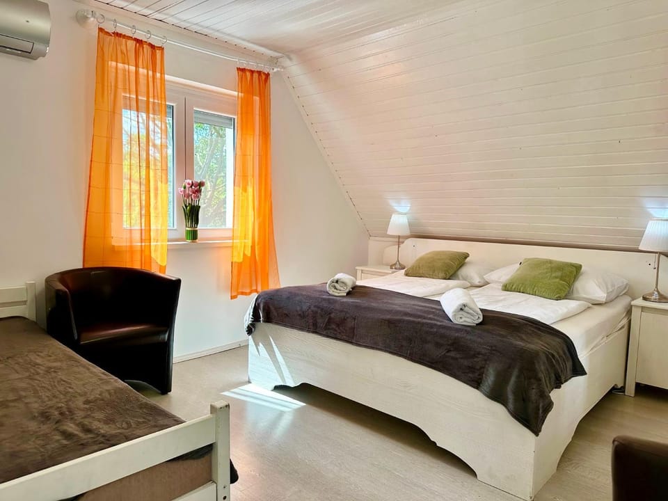 Bed, Photo of the whole room, Bedroom