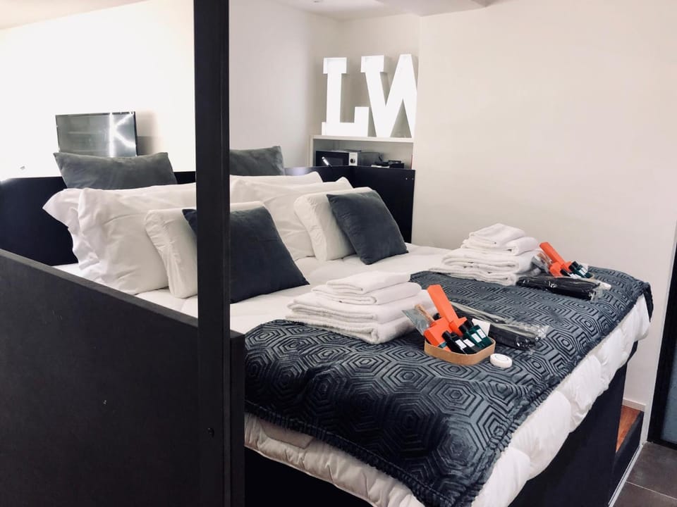 Bed, TV and multimedia, Photo of the whole room, Decorative detail, Bedroom, VIP