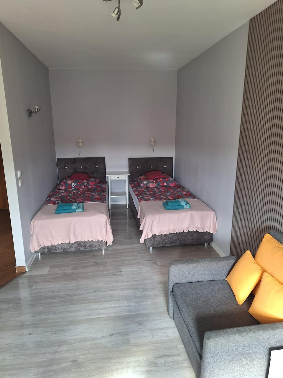 Bed, Seating area, towels