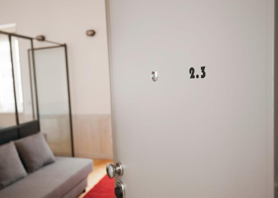 GET Lights and Books in Flat Apartment in Porto