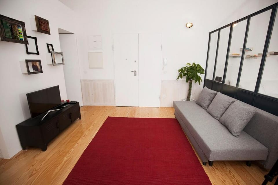 GET Lights and Books in Flat Apartment in Porto