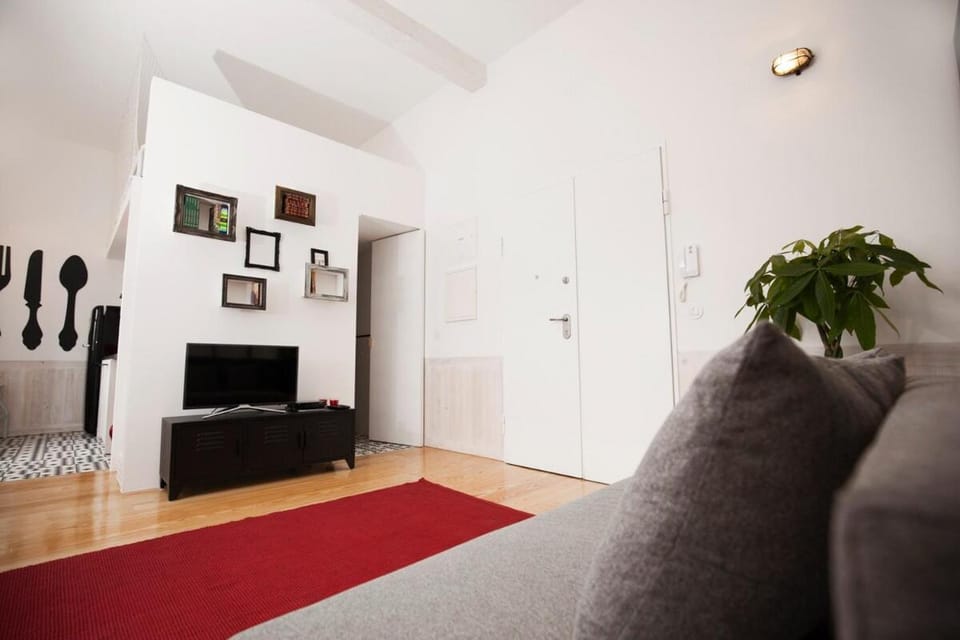 GET Lights and Books in Flat Apartment in Porto