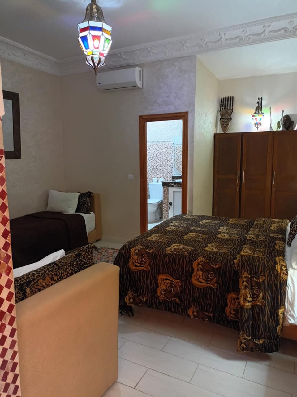 Bed, Photo of the whole room, fireplace, air conditioner