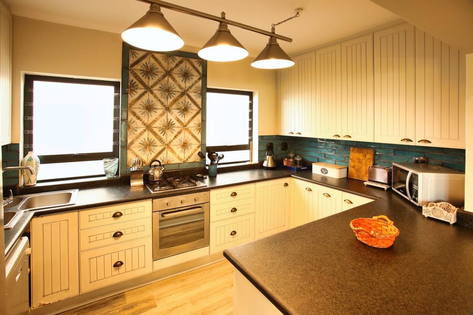 Kitchen or kitchenette, Dining area, stove