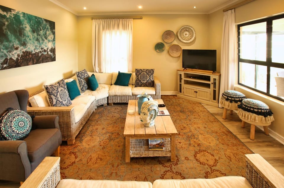 Communal lounge/ TV room, Living room, Seating area