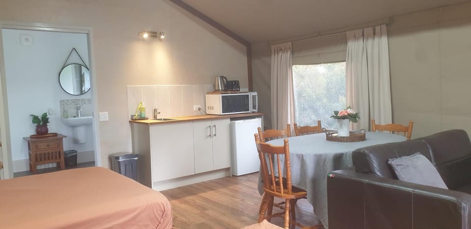 Kitchen or kitchenette, Photo of the whole room, Dining area