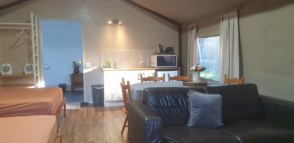 Bed, Kitchen or kitchenette, Seating area, Dining area