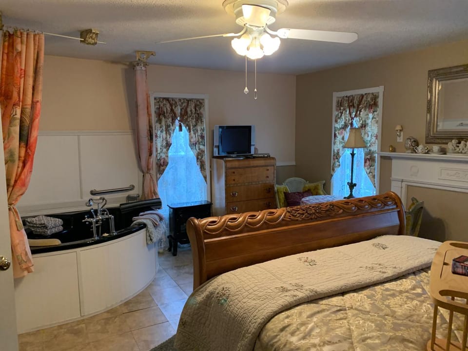 Emerald Necklace Inn Bed and Breakfast Bed and Breakfast in Cleveland Heights