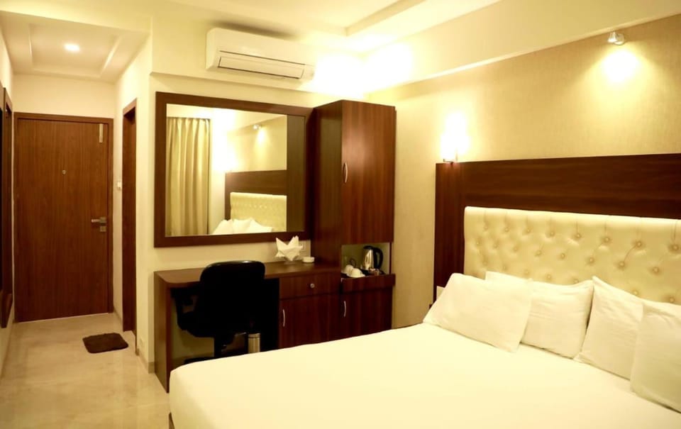 Bed, TV and multimedia, Photo of the whole room, Bedroom, wardrobe, air conditioner