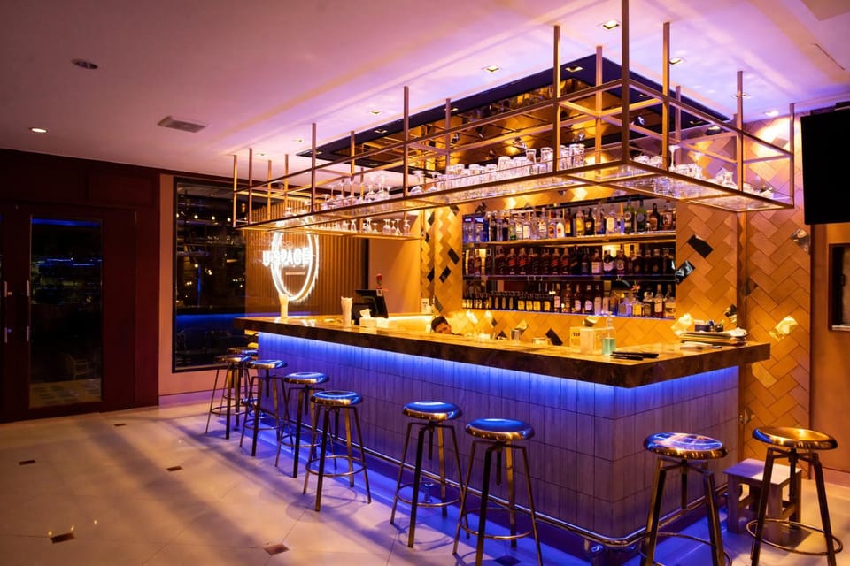 Restaurant/places to eat, Lounge or bar