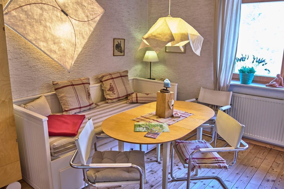 Seating area, Dining area