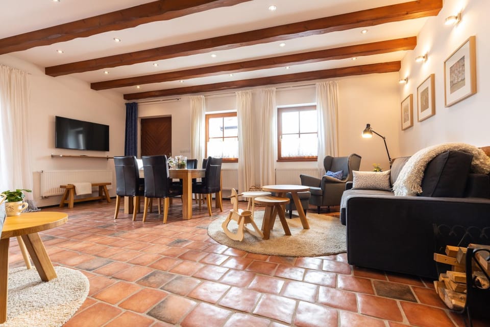 Communal lounge/ TV room, Bed, Seating area, Communal kitchen, Breakfast