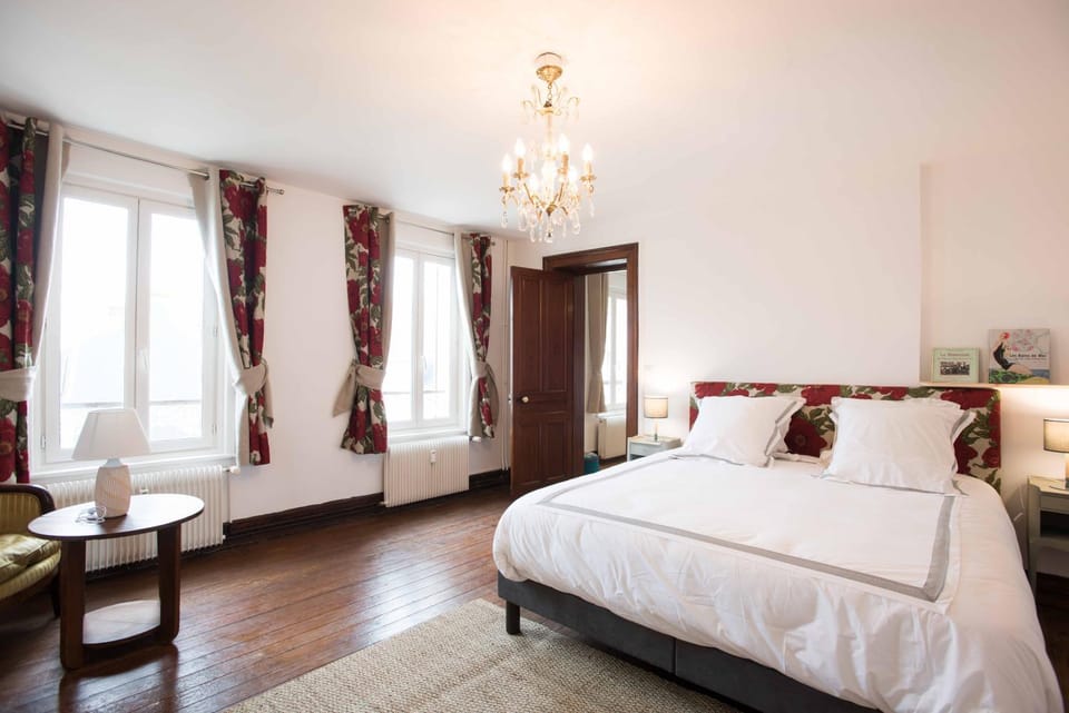 Photo of the whole room, Bedroom, City view
