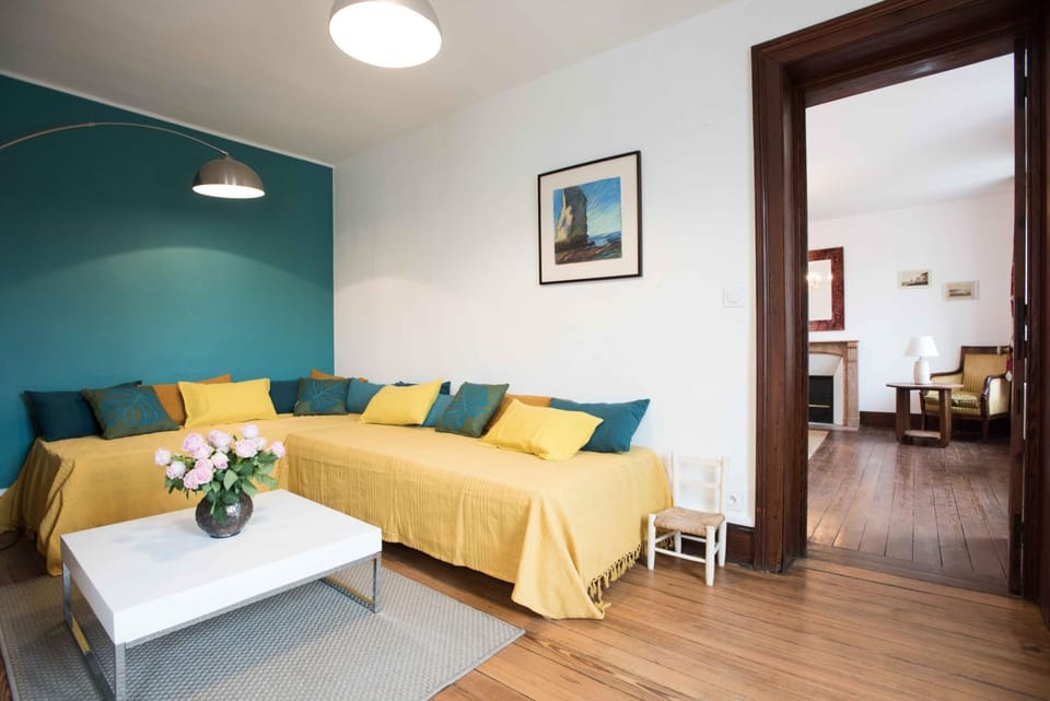 Library, TV and multimedia, Living room, Seating area, City view