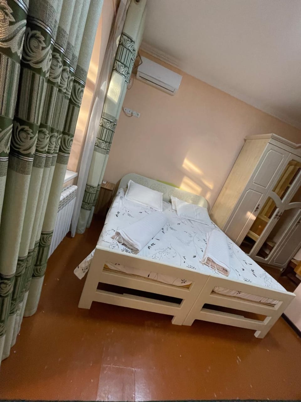 Bed, Photo of the whole room, Bedroom, towels