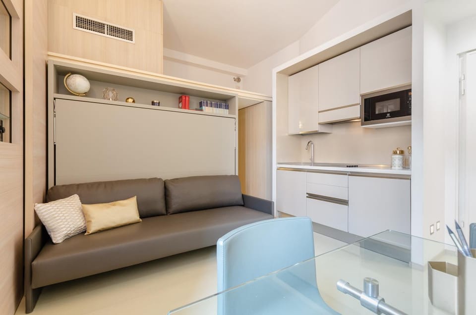 Library, TV and multimedia, Living room, Seating area, Dining area, Bedroom