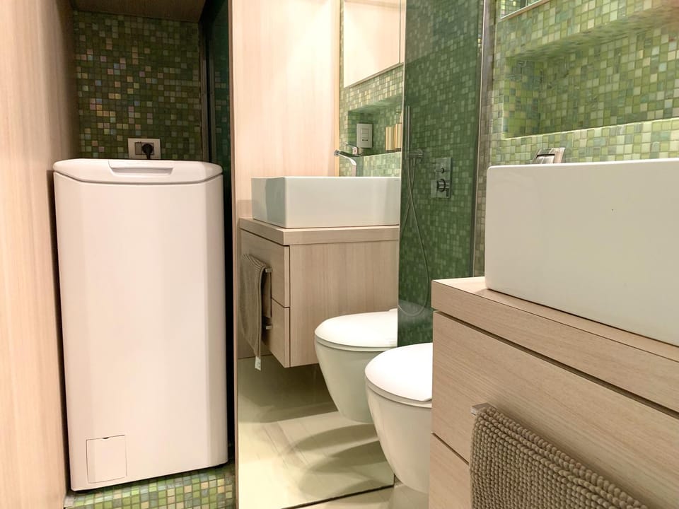 Shower, Toilet