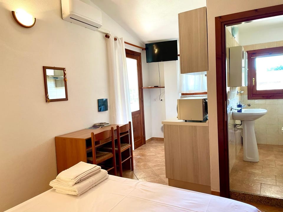 Bed, TV and multimedia, Kitchen or kitchenette, towels