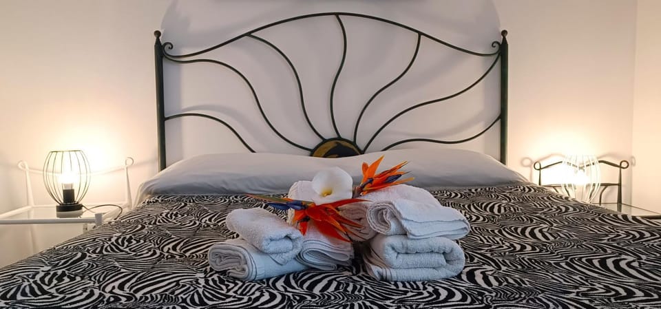 Bed, Photo of the whole room, Decorative detail, Bedroom, furniture, towels