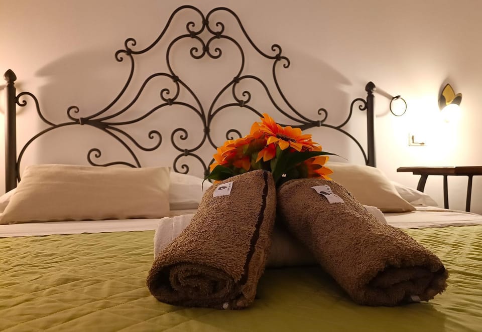Bed, Decorative detail, Bedroom, towels