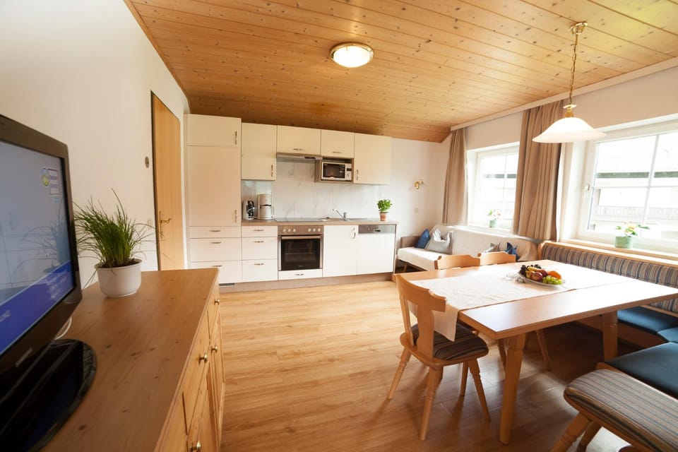 Kitchen or kitchenette, Dining area, Communal kitchen
