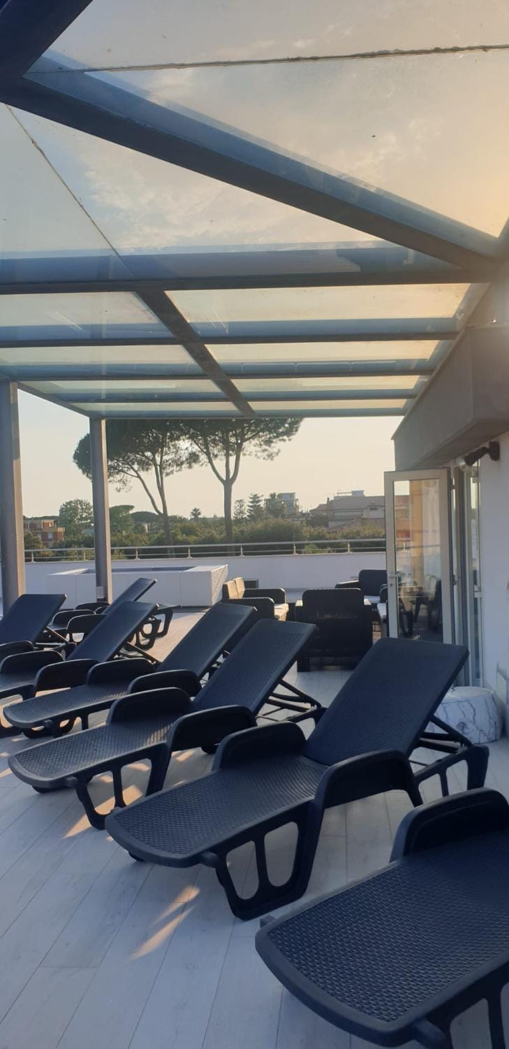 Day, Natural landscape, Solarium, Balcony/Terrace, sunbed
